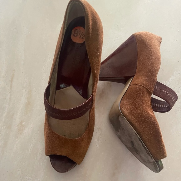 Michael Kors tan & brown wedge shoe - Picture 5 of 5